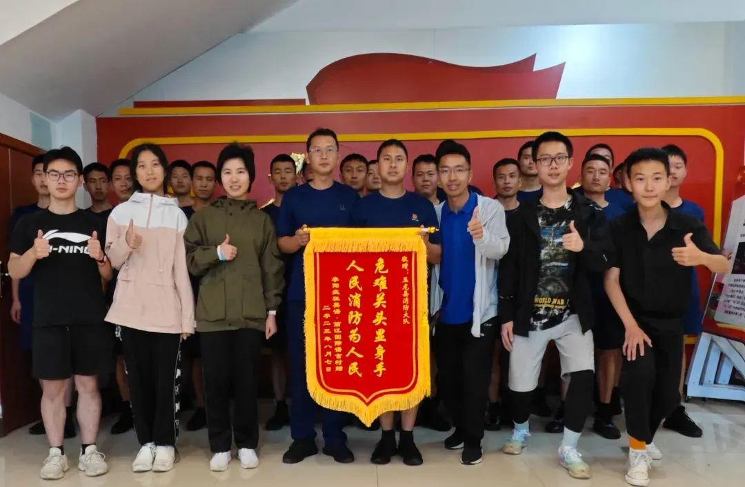 玉龙县消防雨夜救援 6 名被困学生.jpg