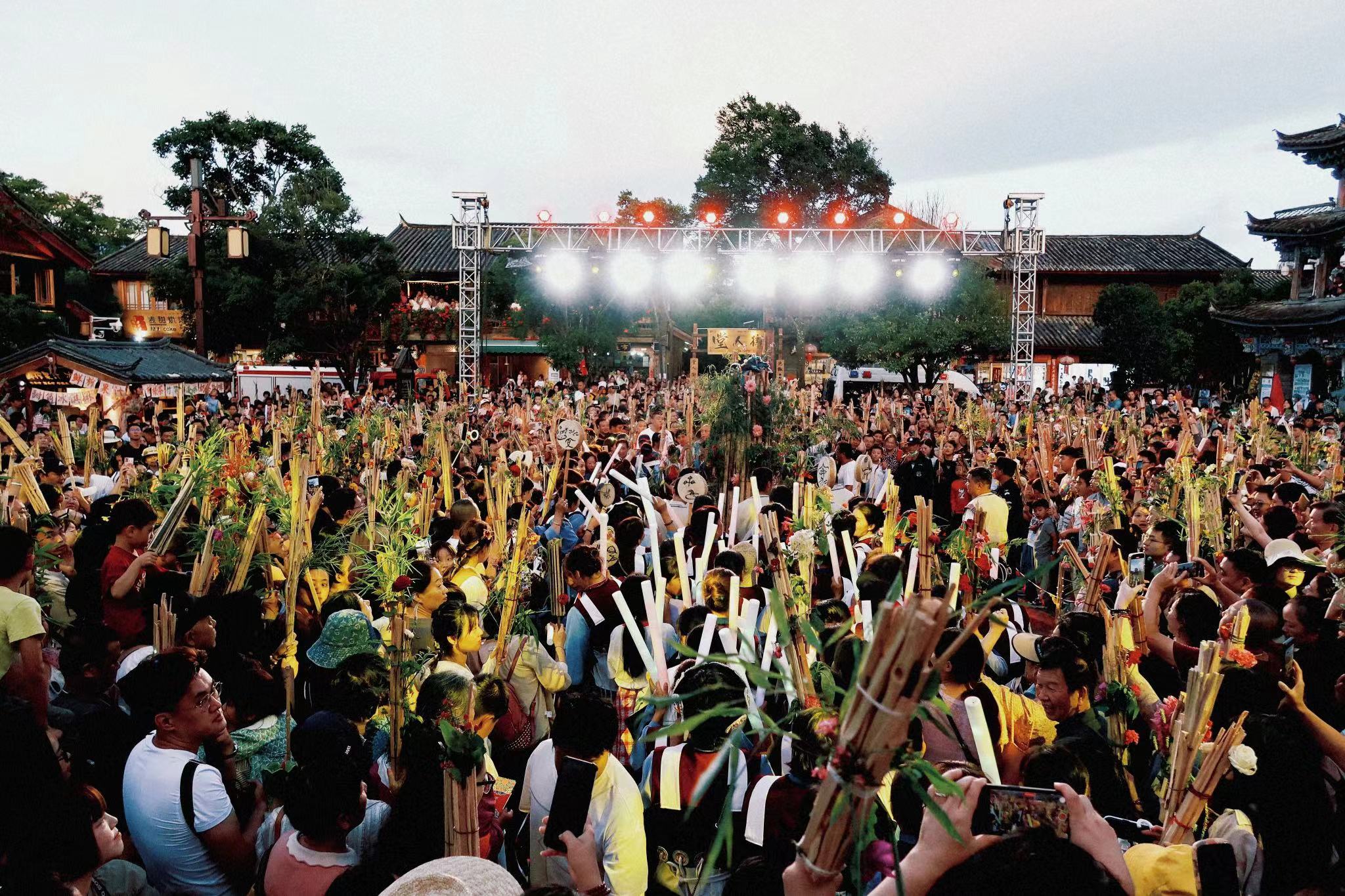 火把节  在束河古镇赴一场狂欢盛宴 (6).jpg