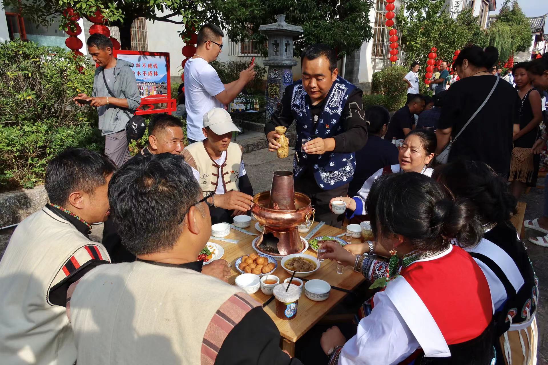跳起来 燃起来！在丽江古城过火把节不要太火热！ (3).jpg