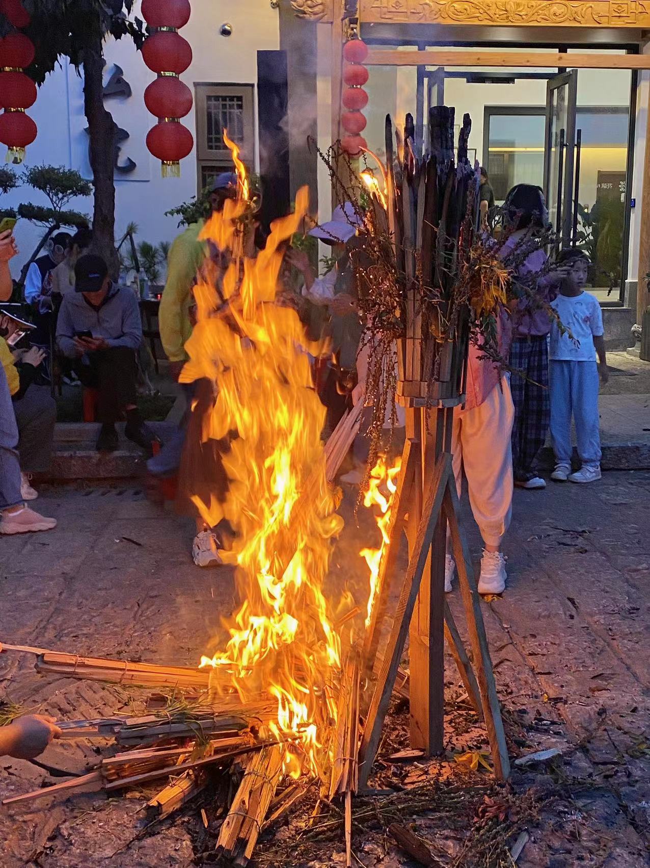 跳起来 燃起来！在丽江古城过火把节不要太火热！ (8).jpg