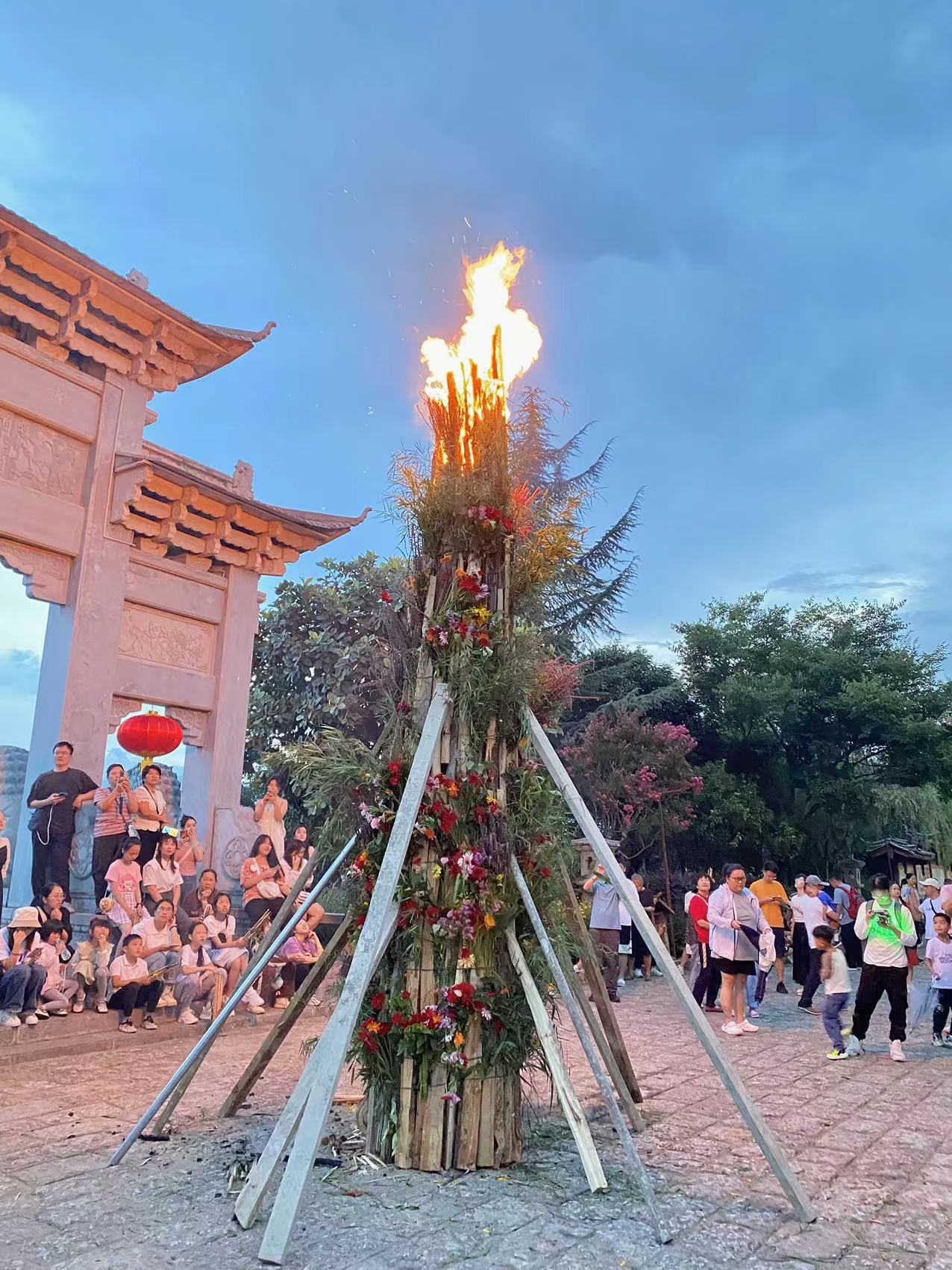 跳起来 燃起来！在丽江古城过火把节不要太火热！ (9).jpg