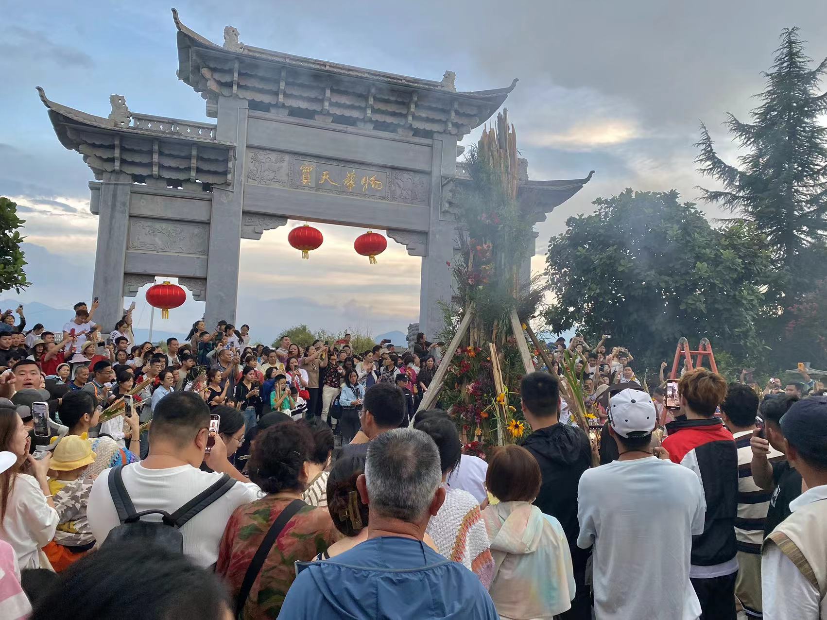 跳起来 燃起来！在丽江古城过火把节不要太火热！ (10).jpg