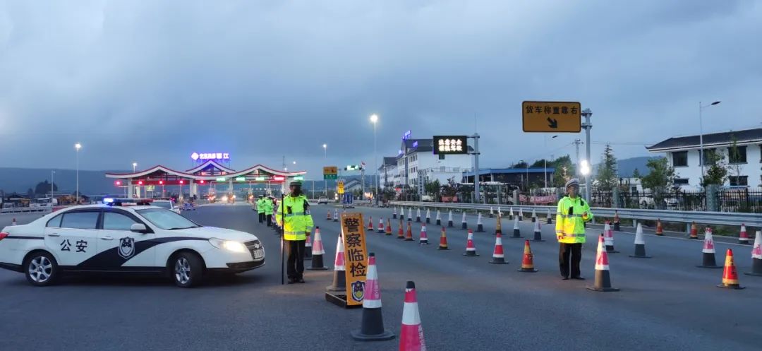 丽江公安深入开展夏季夜间治安巡查宣防行动，全力守护市民夜间安全 (3).jpg