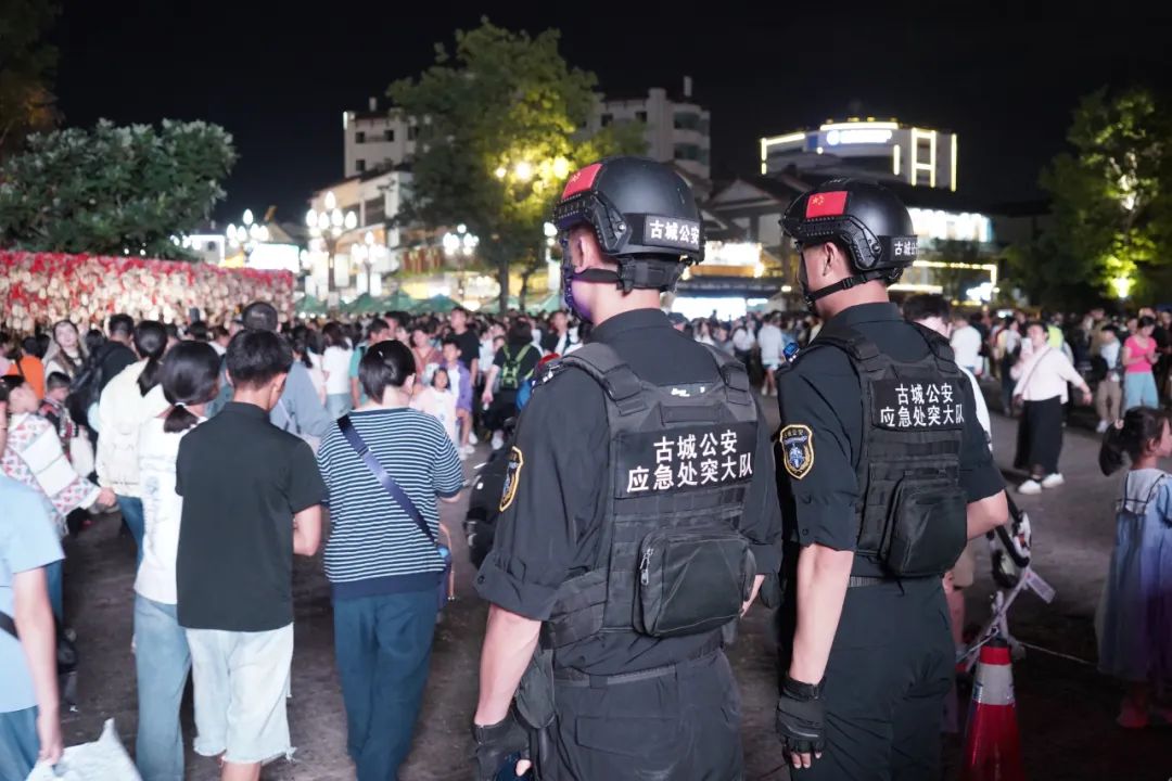 丽江公安深入开展夏季夜间治安巡查宣防行动，全力守护市民夜间安全 (2).jpg