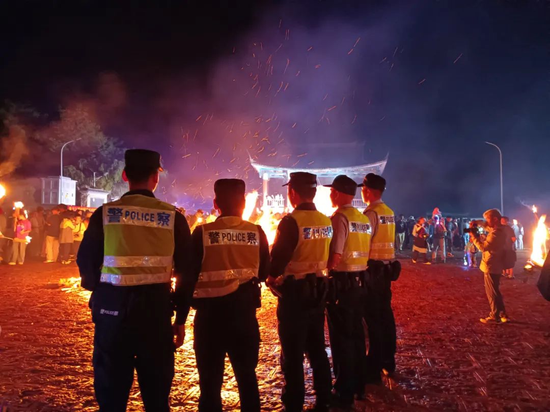 丽江公安深入开展夏季夜间治安巡查宣防行动，全力守护市民夜间安全 (4).jpg