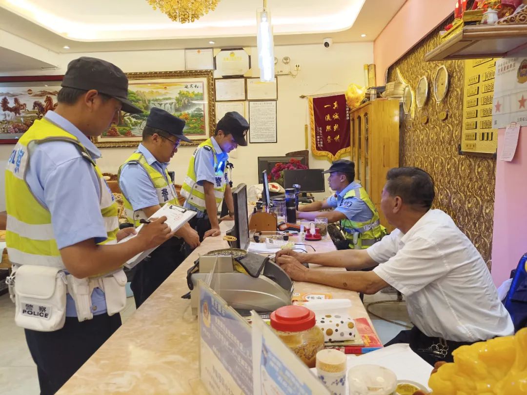 丽江公安深入开展夏季夜间治安巡查宣防行动，全力守护市民夜间安全 (5).jpg