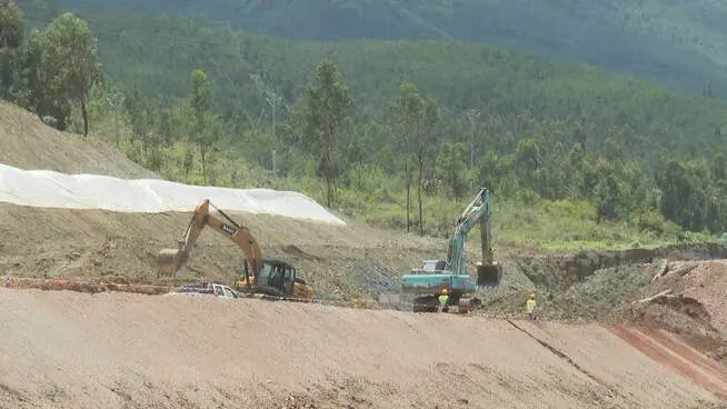 丽江机场三期改扩建搬迁安置项目（机场段）顺利推进，交通基础设施配套工程有序施工 (2).jpg