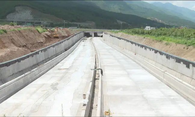 丽江机场三期改扩建搬迁安置项目（机场段）顺利推进，交通基础设施配套工程有序施工 (3).jpg