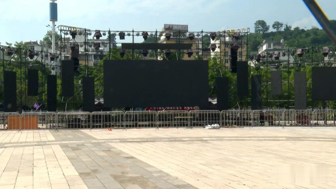 华坪芒果文化节筹备中，特色商品展销即将开展 (6).jpg