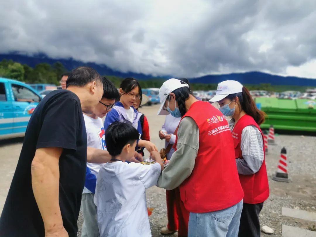 大学生志愿者热情服务点亮玉龙雪山景区 (3).jpg