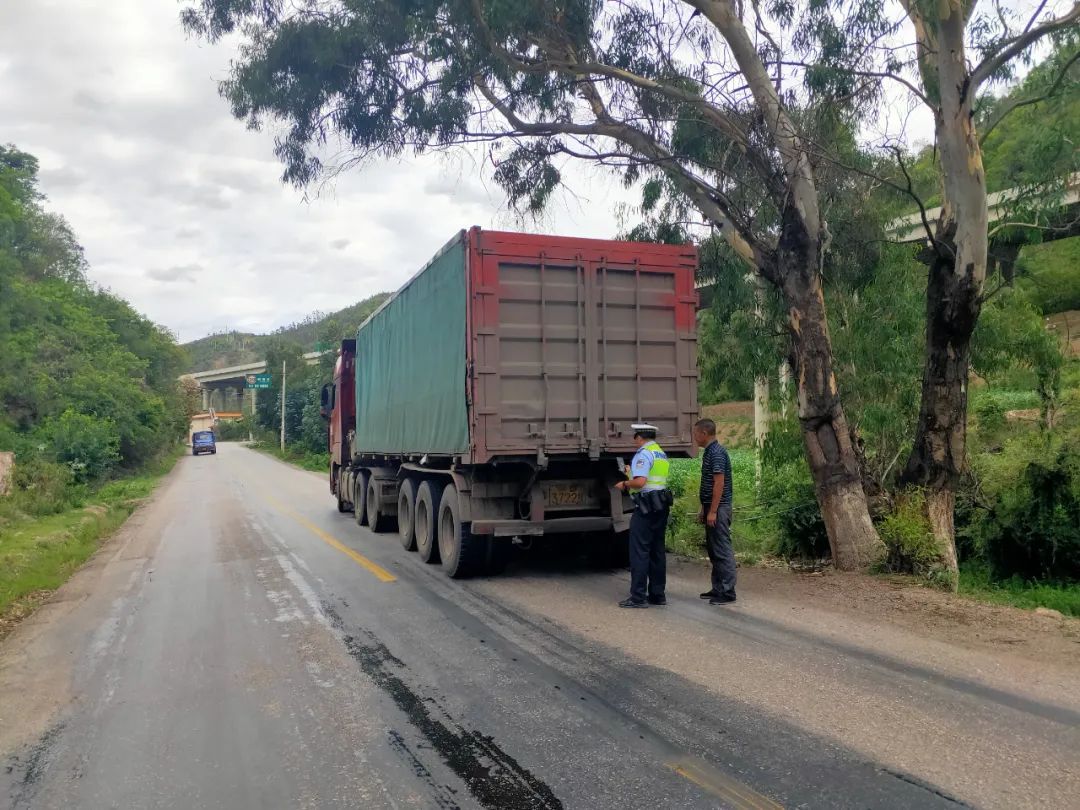 永胜交警整治货车非法改装，助力夏季整治行动！ (2).jpg