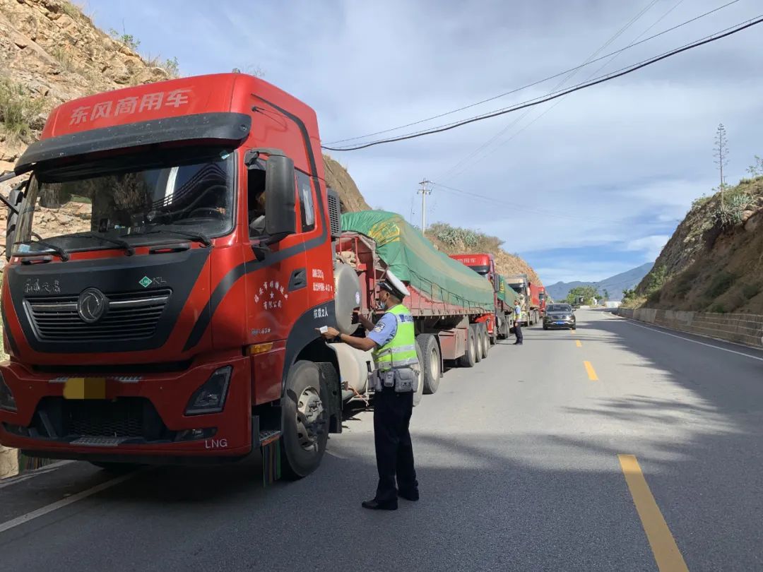 永胜交警整治货车非法改装，助力夏季整治行动！.jpg