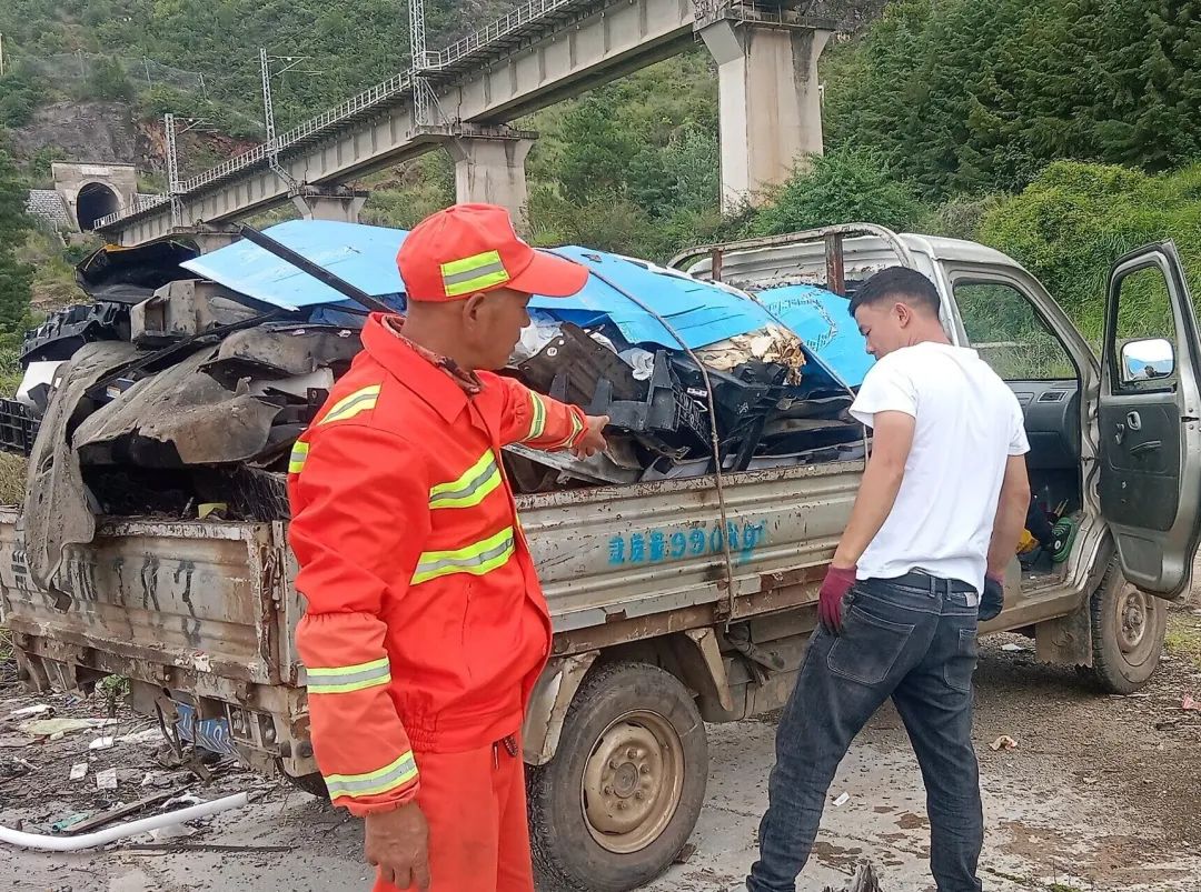 古城区七河镇果断出手整治乱丢垃圾行为 (2).jpg