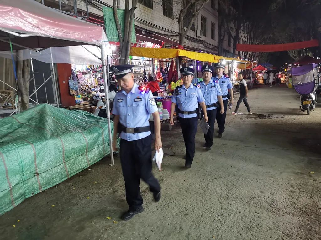 华坪警方快速寻回遗失防水布 (2).jpg