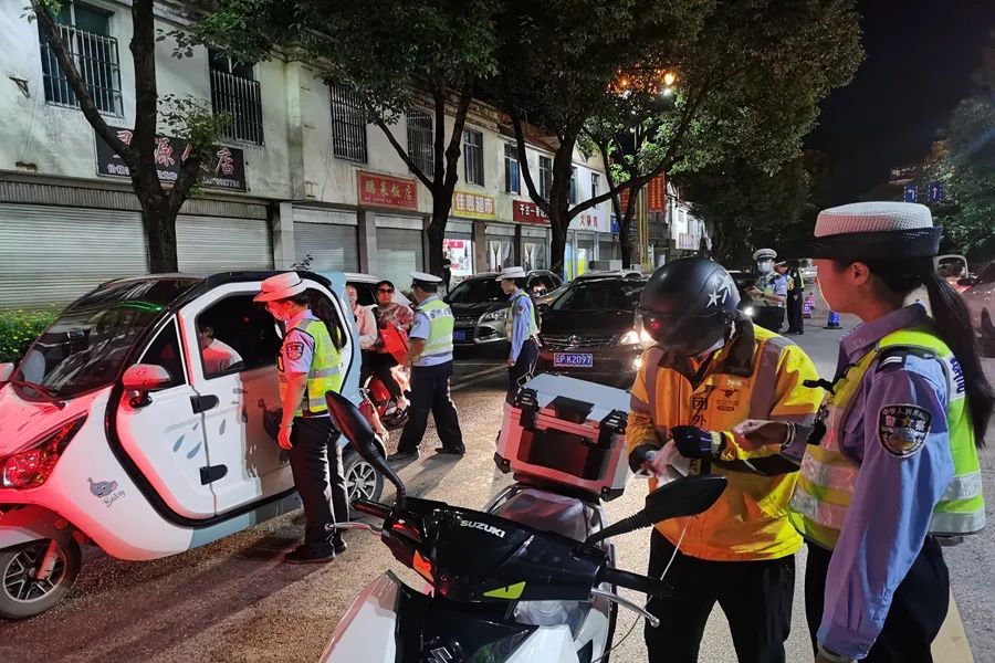 丽江交警全面开展摩托车违法行为集中整治行动 (2).jpg