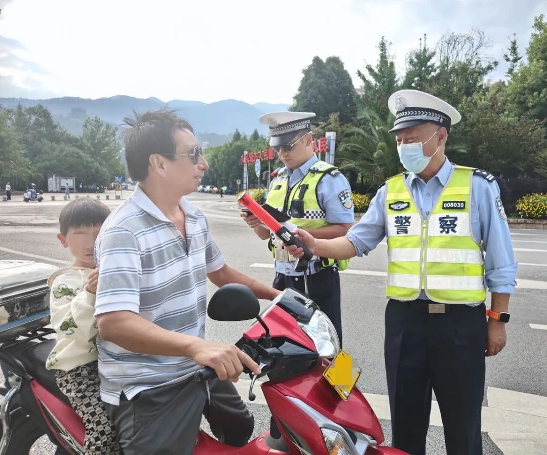丽江交警全面开展摩托车违法行为集中整治行动 (3).jpg