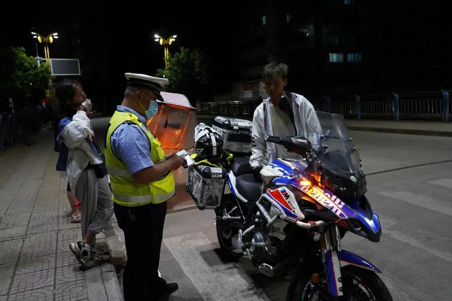 丽江交警全面开展摩托车违法行为集中整治行动.jpg