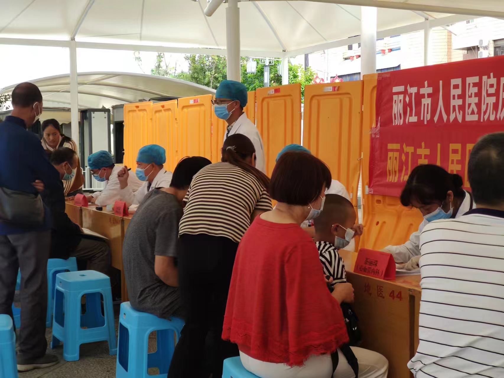 丽江市人民医院开展医师节义诊活动 (5).jpg