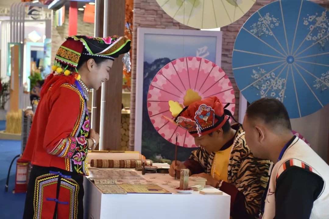 第7届中国—南亚博览会，丽江高原特色农产品和文创产品吸引众人驻足！ (3).jpg