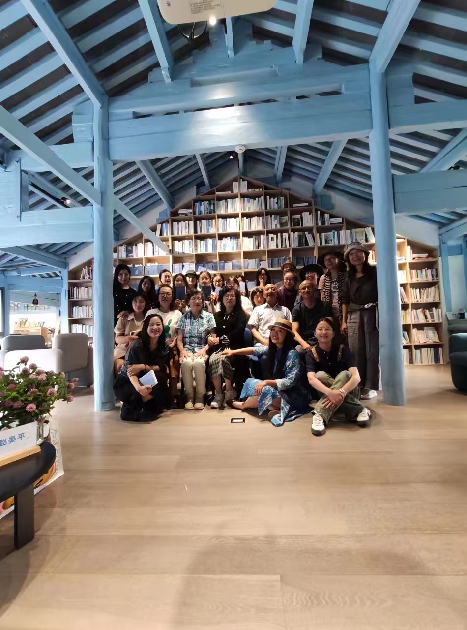 众多读者齐聚丽江古城 共读《被遗忘的王国》 (15).jpg