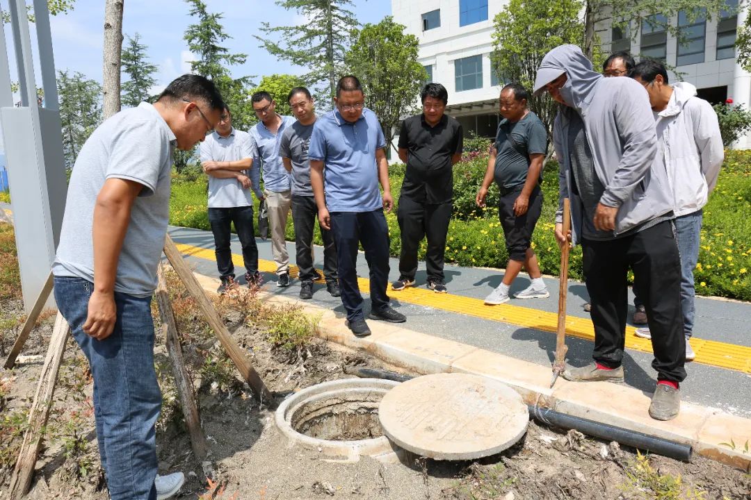 这个路口一到下雨天路面就被污水倒灌  终于解决了！ (1).jpg