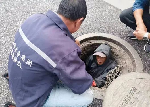 这个路口一到下雨天路面就被污水倒灌  终于解决了！ (2).jpg