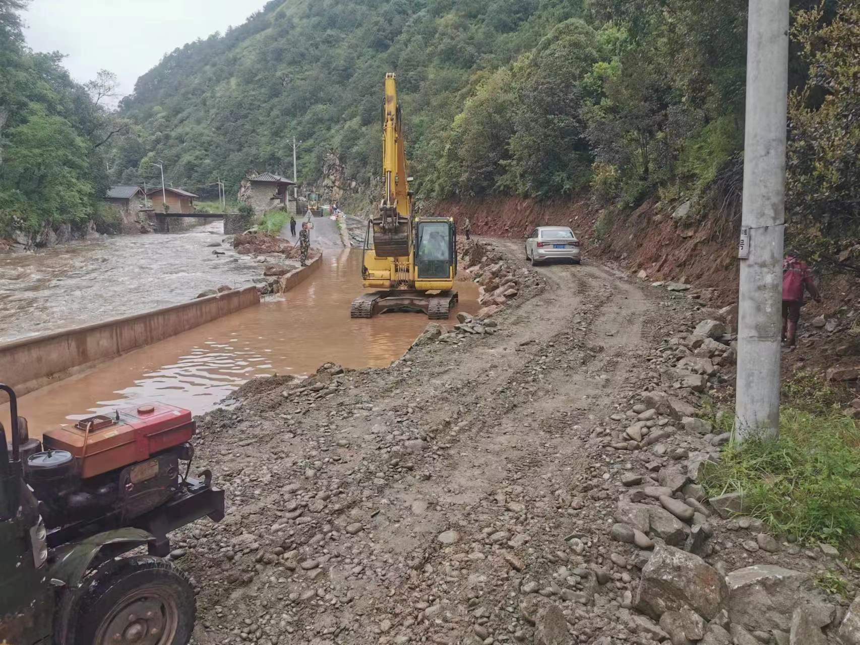 石头乡高效处置淹积水  被淹没路段基本恢复通行 (2).jpg