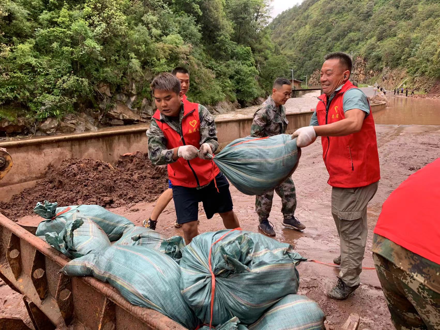 石头乡高效处置淹积水  被淹没路段基本恢复通行 (5).jpg