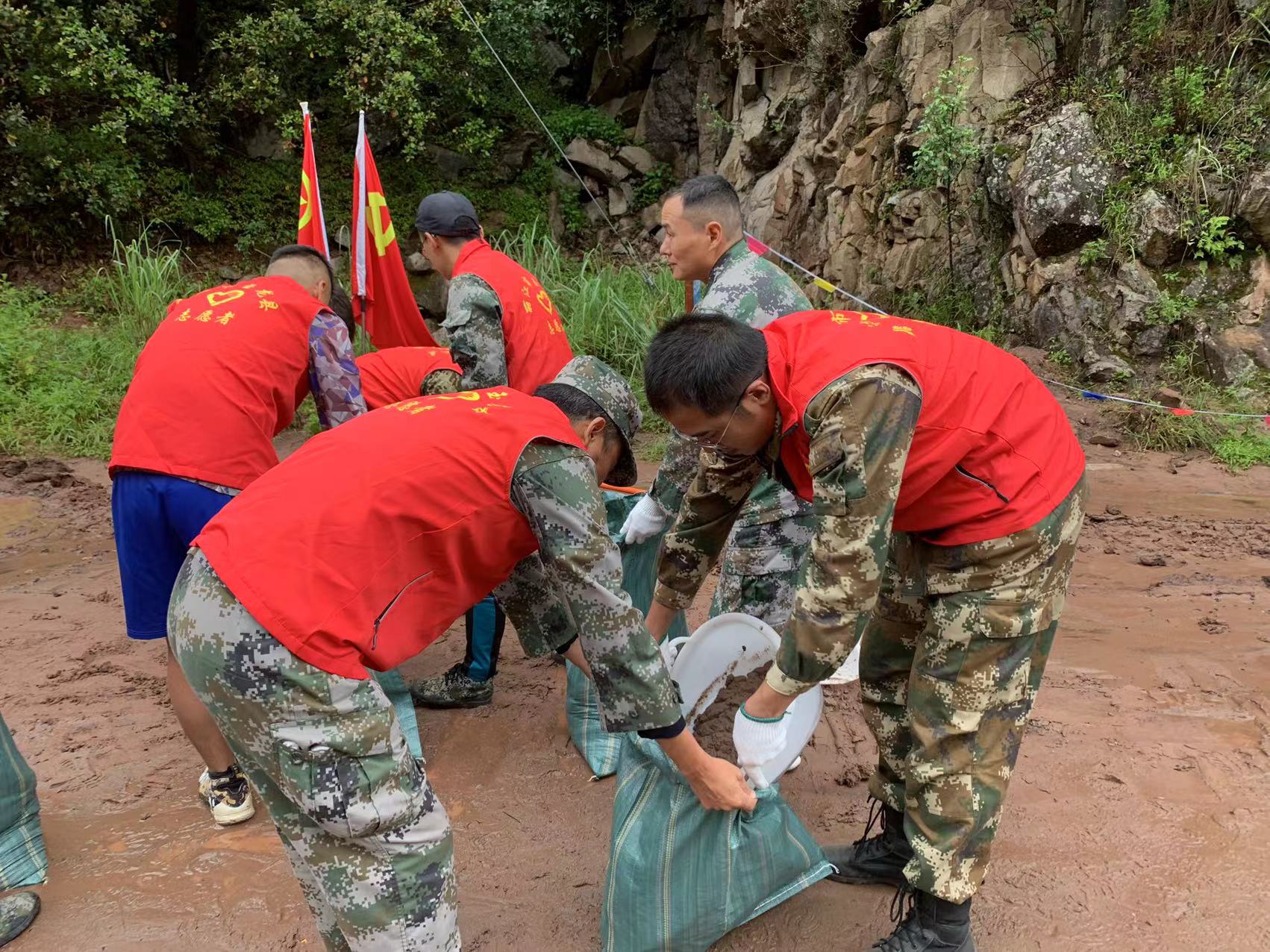 石头乡高效处置淹积水  被淹没路段基本恢复通行 (6).jpg