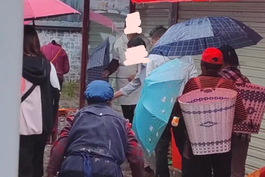 忠义市场一店主暴力驱赶门前摆摊老人  网友： 怎么忍心！ (1).jpg