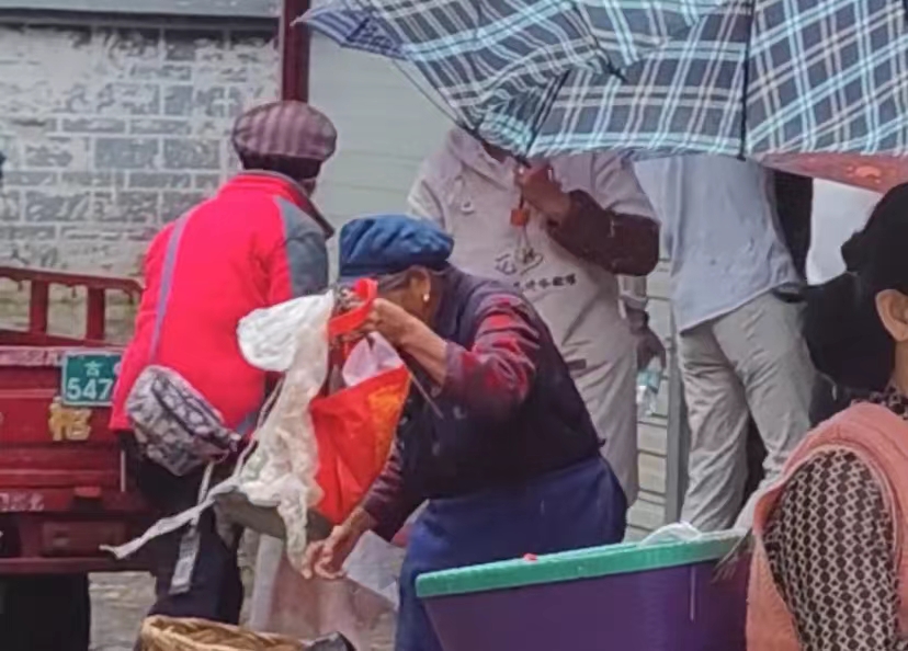 忠义市场一店主暴力驱赶门前摆摊老人  网友： 怎么忍心！ (2).jpg