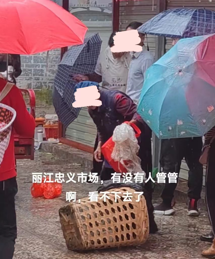 忠义市场一店主暴力驱赶门前摆摊老人  网友： 怎么忍心！ (4).jpg