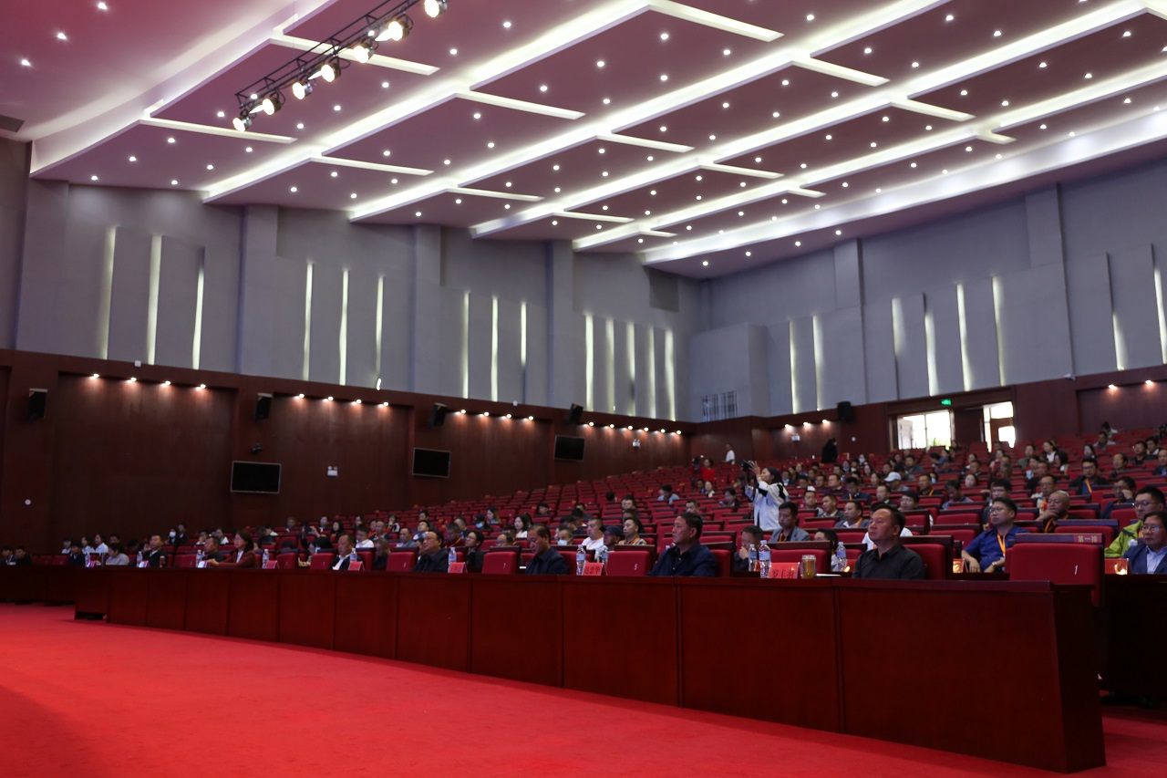 开创玉龙县中药材产业发展新局面——丽江·玉龙绿色中药材产业发展推进会成功举办 .JPG