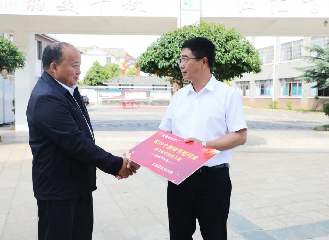 玉龙县书记李自红走访慰问教师，表达崇高敬意 (2).jpg