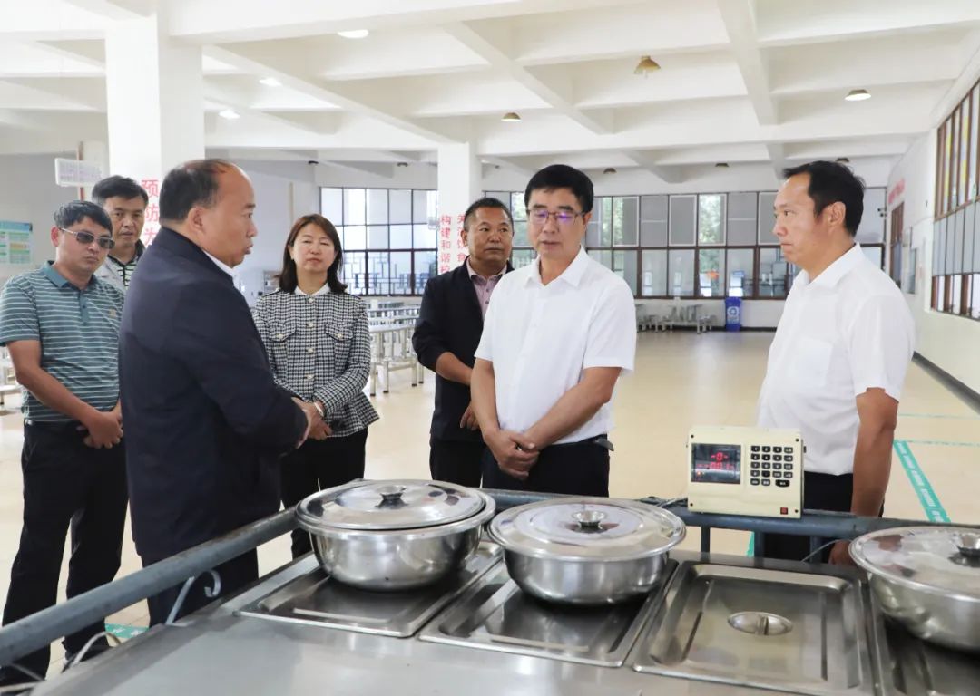 玉龙县书记李自红走访慰问教师，表达崇高敬意 (3).jpg