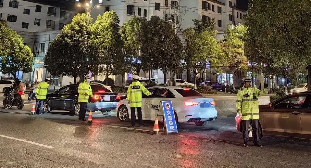 9月8日至10日丽江交警查处各类交通违法3934起 (4).jpg