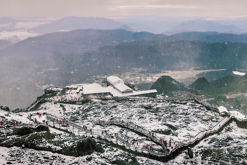 秋雪忽至  玉龙雪山美成了一幅水墨画 (1).jpg