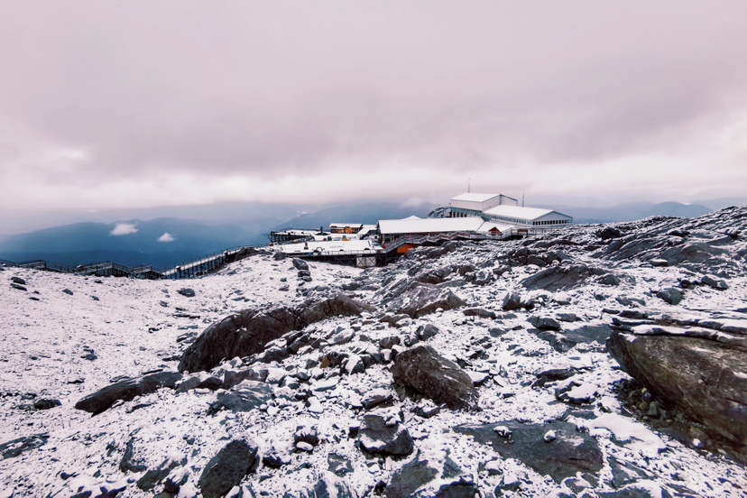 秋雪忽至  玉龙雪山美成了一幅水墨画 (2).jpg