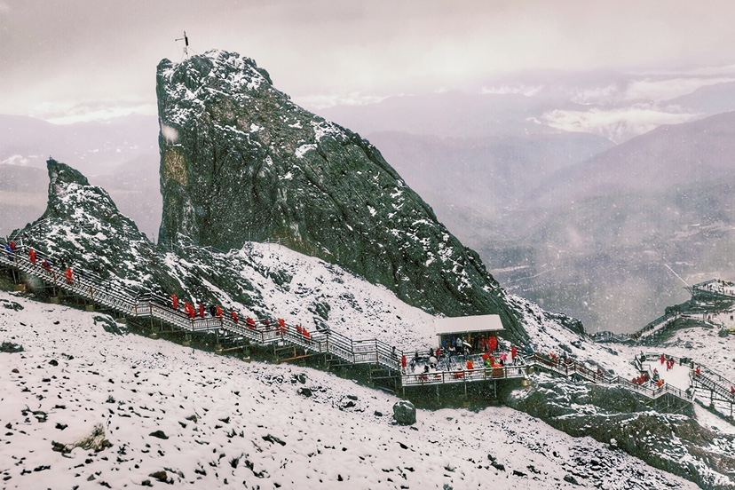秋雪忽至  玉龙雪山美成了一幅水墨画 (3).jpg