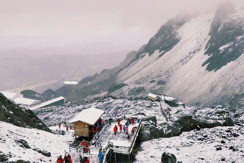 秋雪忽至  玉龙雪山美成了一幅水墨画 (5).jpg