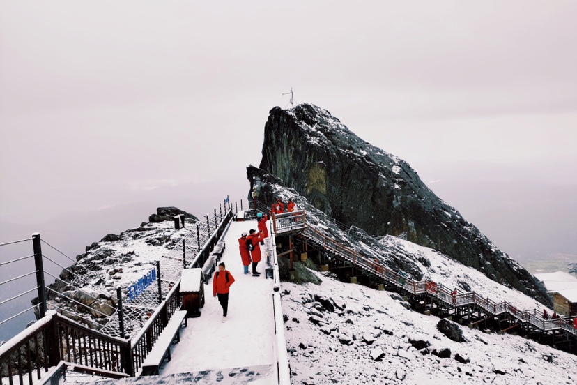 秋雪忽至  玉龙雪山美成了一幅水墨画 (4).jpg