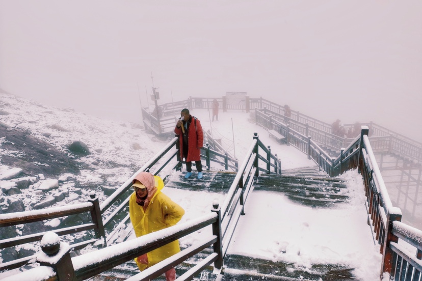 秋雪忽至  玉龙雪山美成了一幅水墨画 (6).jpg