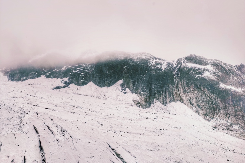 秋雪忽至  玉龙雪山美成了一幅水墨画 (8).jpg