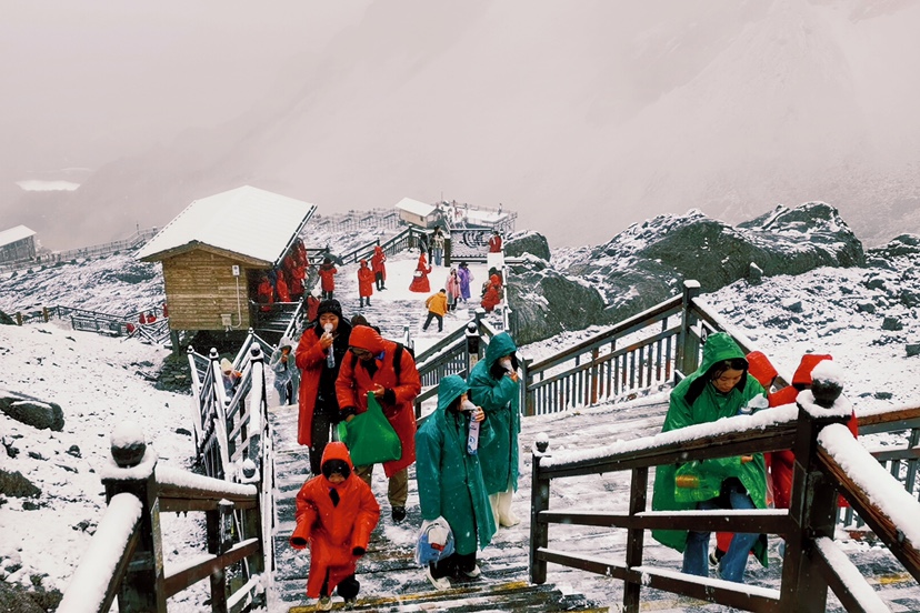 秋雪忽至  玉龙雪山美成了一幅水墨画 (7).jpg