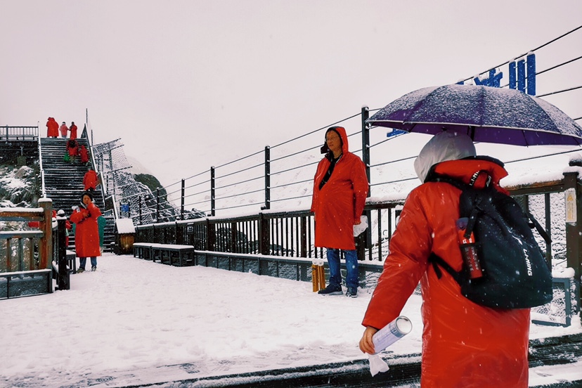 秋雪忽至  玉龙雪山美成了一幅水墨画 (9).jpg