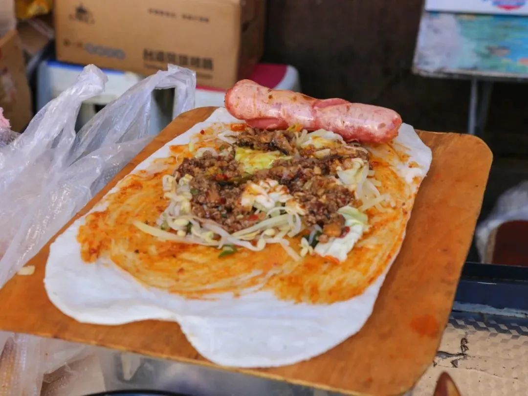 丽江古城三款爆火小吃，一口咬下让你欲罢不能！ (2).jpg