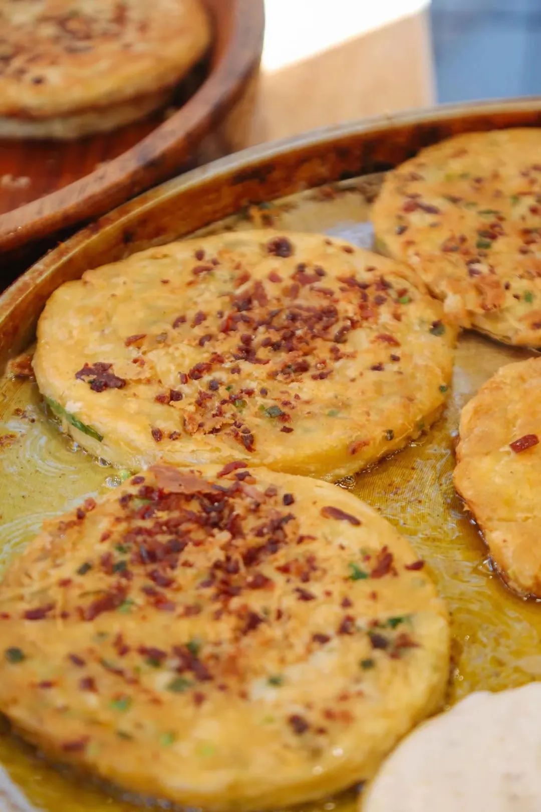 丽江古城三款爆火小吃，一口咬下让你欲罢不能！ (4).jpg