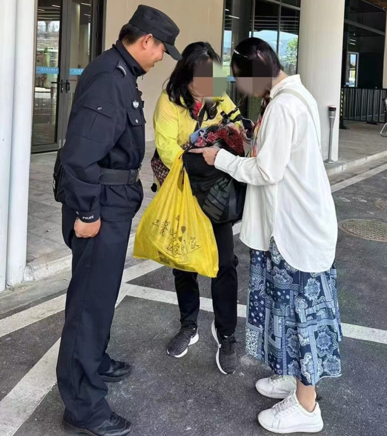 丢失手机引发的意外惊喜，湖北游客点赞景区公安 (2).png