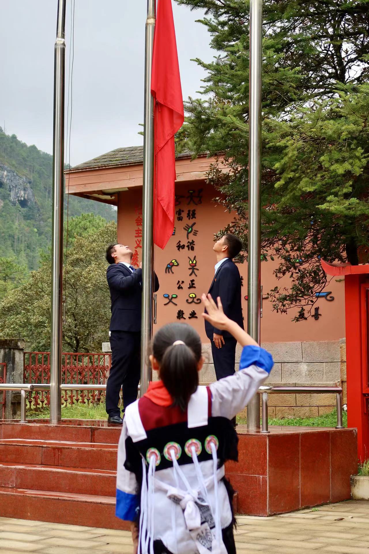 红了红了！玉龙雪山景区国庆氛围感“拉满” (2).jpg