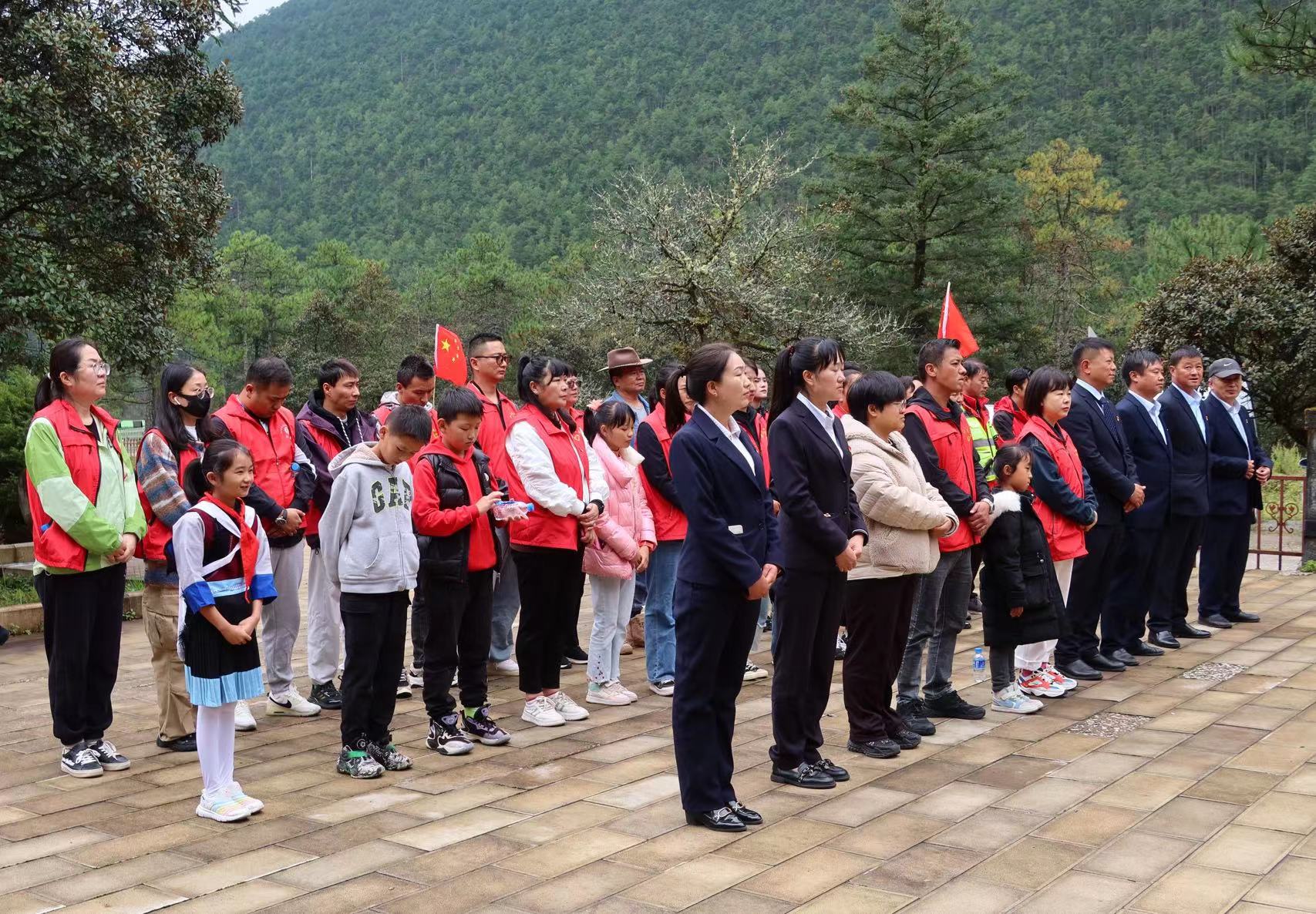 红了红了！玉龙雪山景区国庆氛围感“拉满” (3).jpg